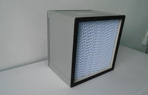 新款ULPA高效過濾器的濾芯用超細玻璃纖維濾料經打膠折疊而成,外框可選用夾層木板、鍍鋅銅板、不銹鋼板及鋁合金板,通過聚氨酯膠緊密粘接,具有質量輕、透氣量大,集塵率高達99.95-99.999%,且耐堿,耐高溫。ULPA過濾器用于電子廠、半導體、精密機械、制藥、醫院、食品等行業中對潔凈度要求交高的民用或工業潔凈廠所的末端過濾,下面由北方濾器為大家講解新款ULPA(超高效)過濾器的特點及參數